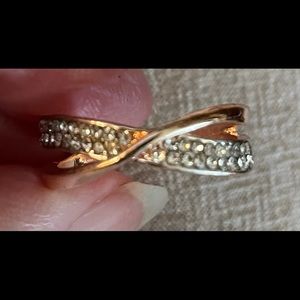 Gold/Silver coloured Crisscross band ring size 7